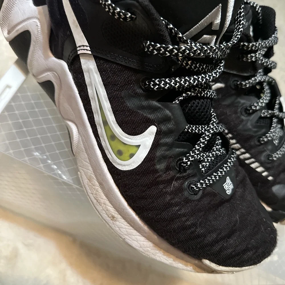 NIKE• Giannis Antetokounmpo Black and White Basketball Sneakers•9